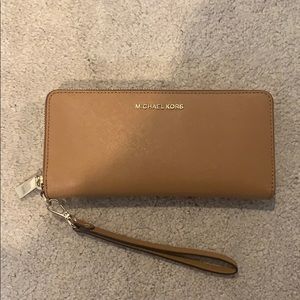 Michael Kors Jet Set travel Continental Wallet